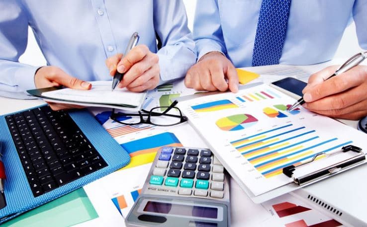 Nên Thuê Dịch Vụ Kế Toán Hay Nhân Viên Kế Toán? Phân Tích Chi Tiết